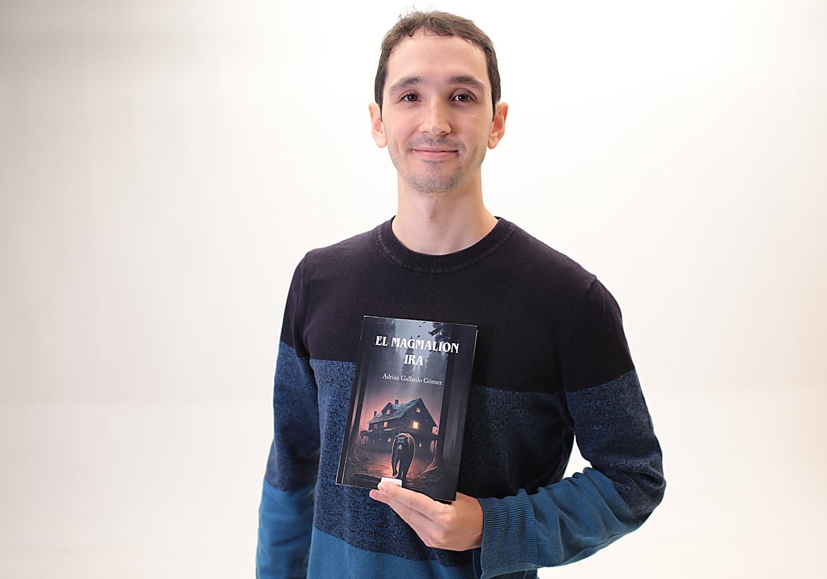 Adrián Gallardo, con un ejemplar de su primera novela