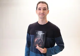 Adrián Gallardo publica 'El Magmalion', su primera novela: «Entre matar o huir, preferiría huir»