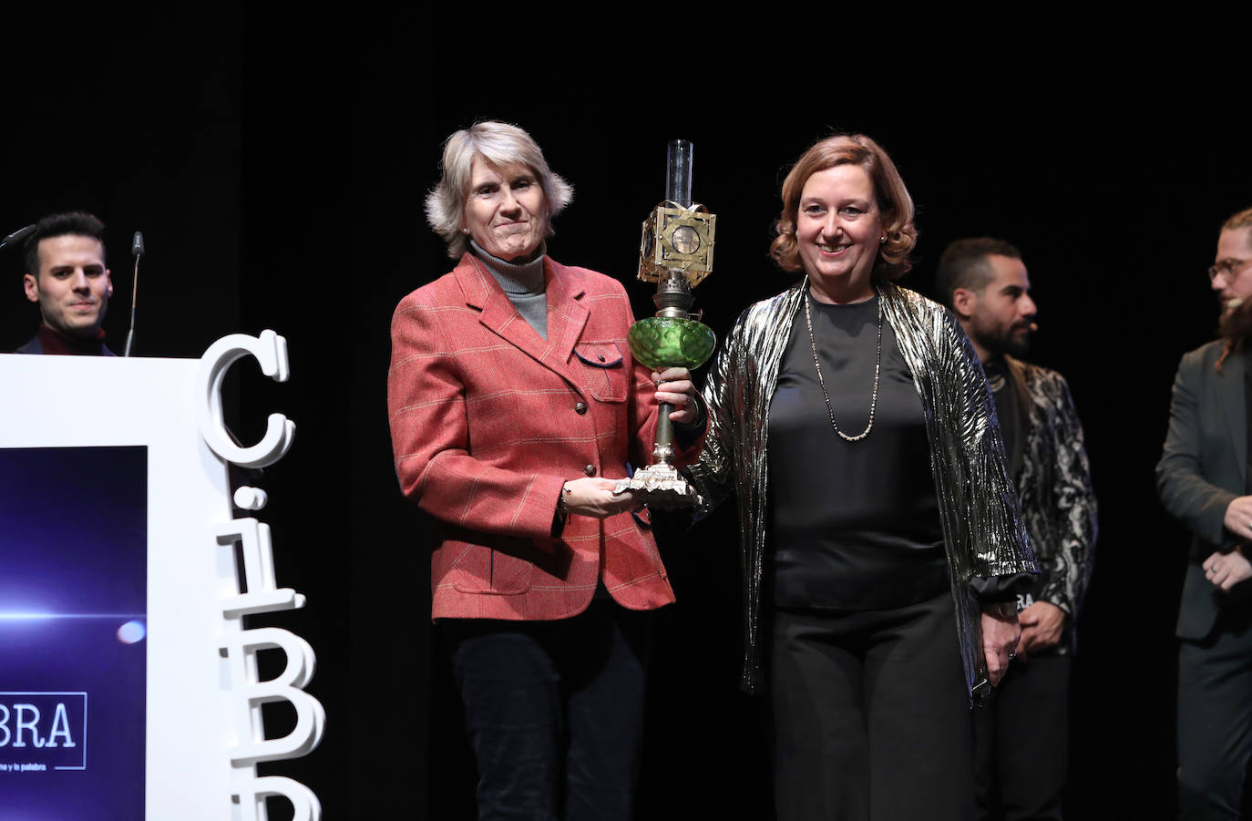 Conchi Cedillo entrega el premio  a la mítica periodista Conchi Cedilla