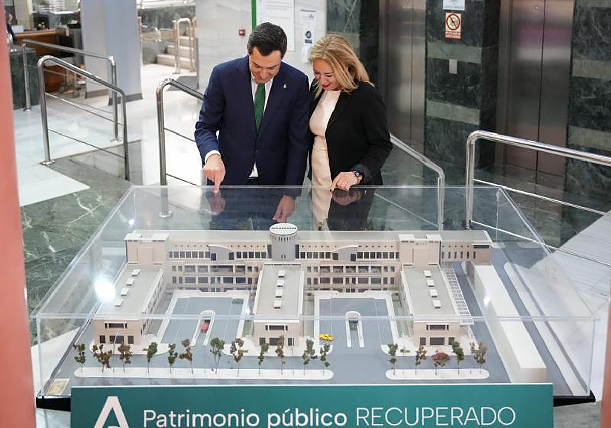 El presidente andaluz, Juanma Moreno, y la consejera de Hacienda, Carolina España, posan junto a una maqueta de edificios