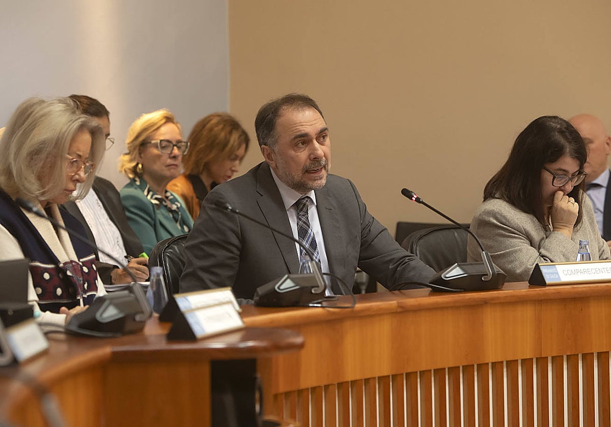 El consellerio de Sanidade, García Comesaña, en el Parlamento de Galicia el pasado octubre
