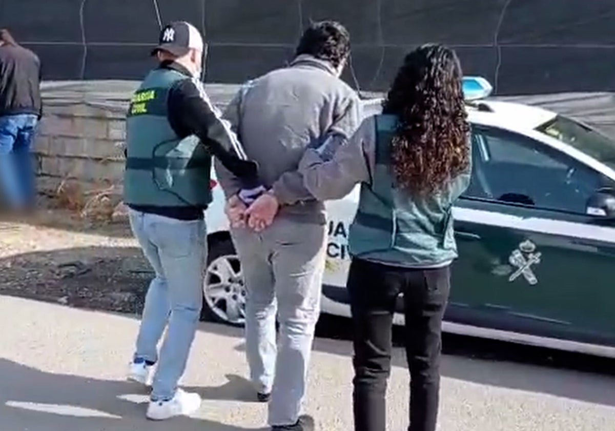 Operativo de la Guardia Civil para la detención del ciber acosador sexual en Almería.