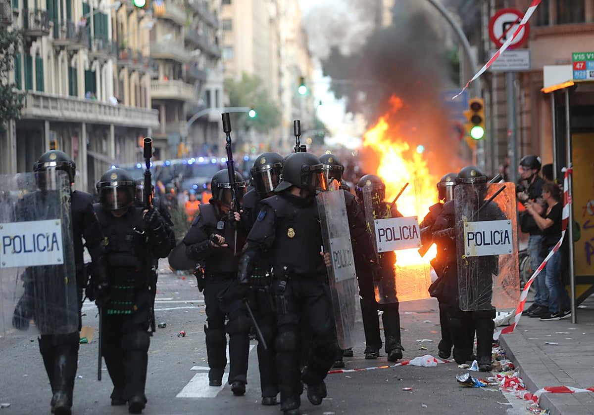 Agentes de la UIP durante las protestas de Barcelona