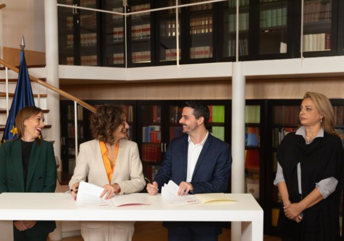 Nira Fierro, María Jesús Montero, David Toledo, y la portavoz de Coalición Canaria en el Congreso, Cristina Valido, durante la firma