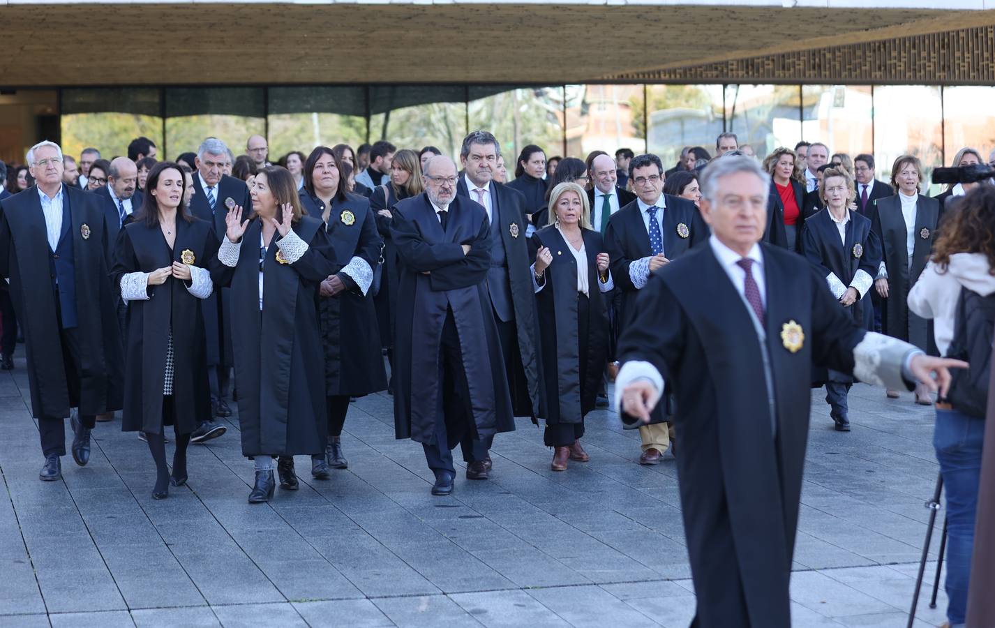 Fotos: jueces,fiscales, abogados....de Córdoba se concentran contra la amnistía pactada por Sánchez y Puigdemont