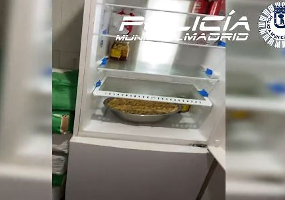 Los agentes registran uno de los refrigeradores del local