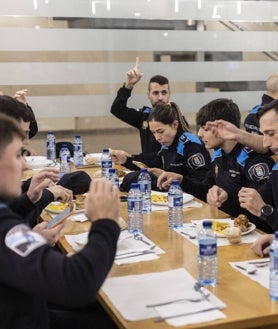 Imagen secundaria 2 - De las clases al comedor o la piscina, la convivencia de los 78 integrantes de esta promoción es intensa durante los seis meses que pasan preparándose en la academia de A Estrada