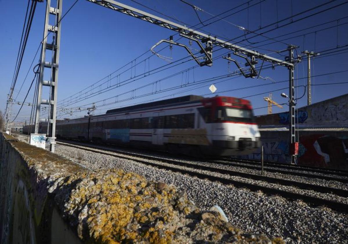 Imagen de archivo de un tren en las vías