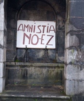Imagen secundaria 2 - En la a primera foto los constitucionalistas de Leiza posan junto a la pancarta. A la derecha, Silvestre Zubitur, concejal que encabezó la concentración. Por último, imagen de la pancarta que siguen poniendo estos días en el pueblo