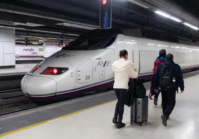 Imagen de archivo de un AVE en la estación de Sants de Barcelona