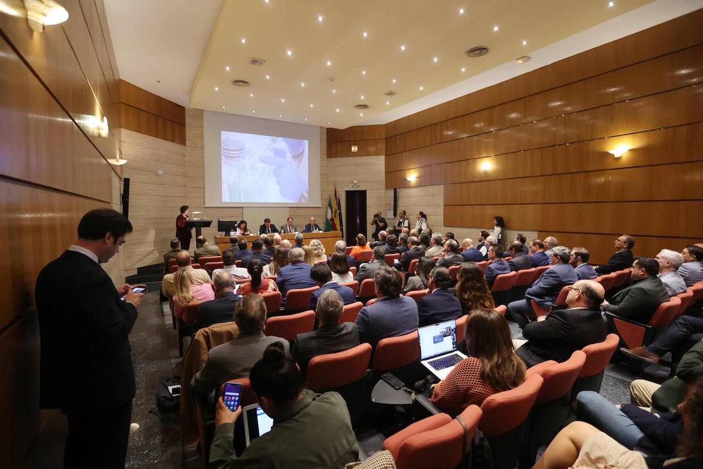 Fotos: Córdoba y la Base Logística del Ejército buscan inversores en Málaga