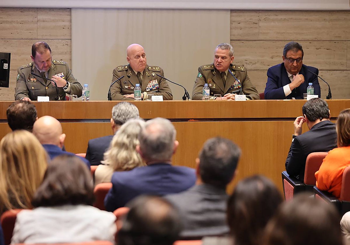 Los altos cargos del Ejército de Tierra, este martes durante su intervención en el foro en Málaga