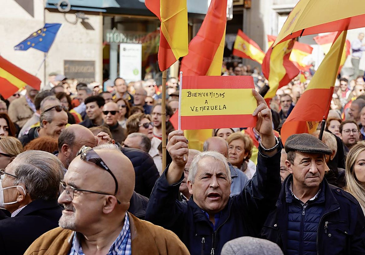 Concentración celebrada el pasado domingo en la plaza del liceo de Salamanca contra la amnistía.