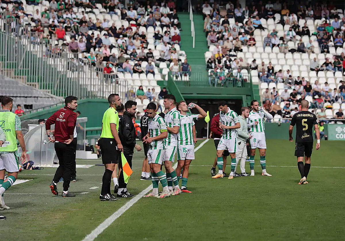 Los jugadores del Córdoba durante una pausa de hidratación ante el Ceuta
