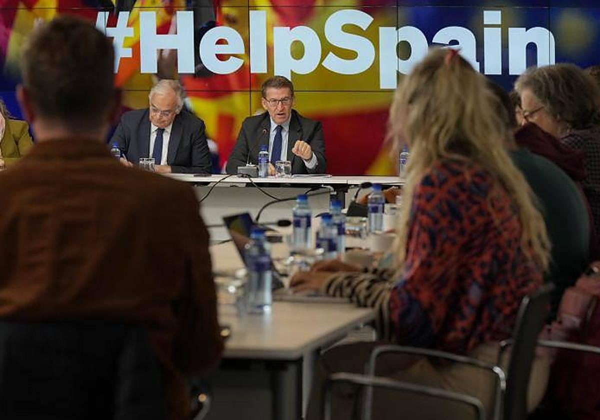 Al fondo, Feijóo durante la reunión con corresponsales extranjeros