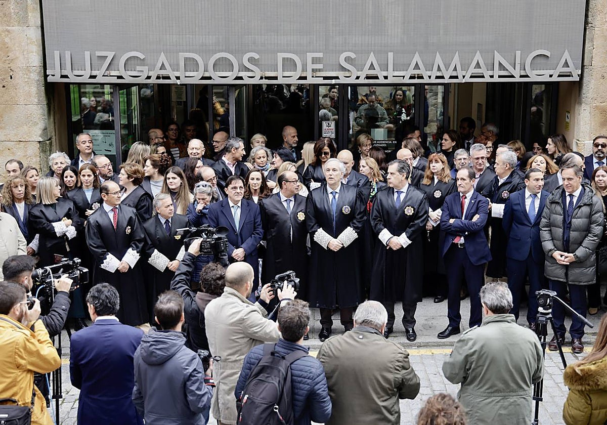 Concentración en la puerta de los juzgado de Salamanca contra la judicialización de la política