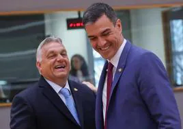Los principales grupos europeos acusan a Sánchez de proteger a Hungría por sus ataques a la Justicia