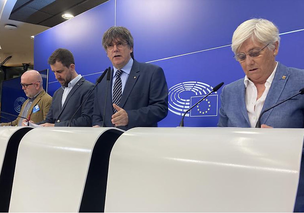 Carles Puigdemont junto a dos eurodiputados catalanes y un abogado, en la sede del Parlamento Europeo en Bruselas cuando el Tribunal General de la Unión Europea les retiró la inmunidad parlamentaria, el pasado mes de julio.