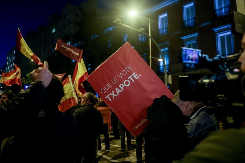 Protestas en la sede del PSOE de la madrileña calle Ferraz por decimotercer día. Más de mil personas se concentran contra la amnistía en la primera sesión de la investidura de Pedro Sánchez