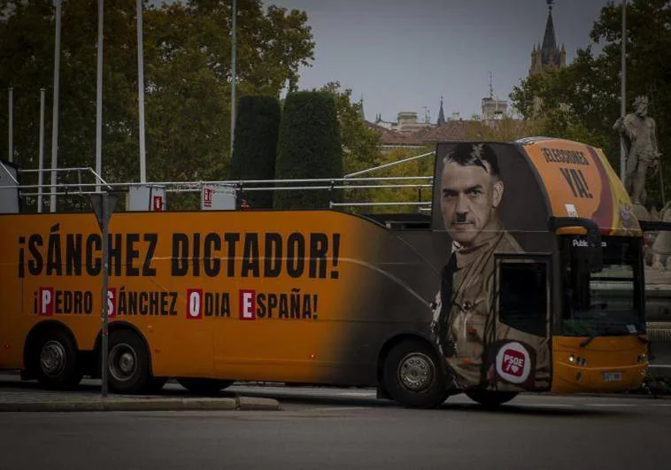 El autobús de Hazte Oír con Pedro Sánchez caracterizado de Hitler