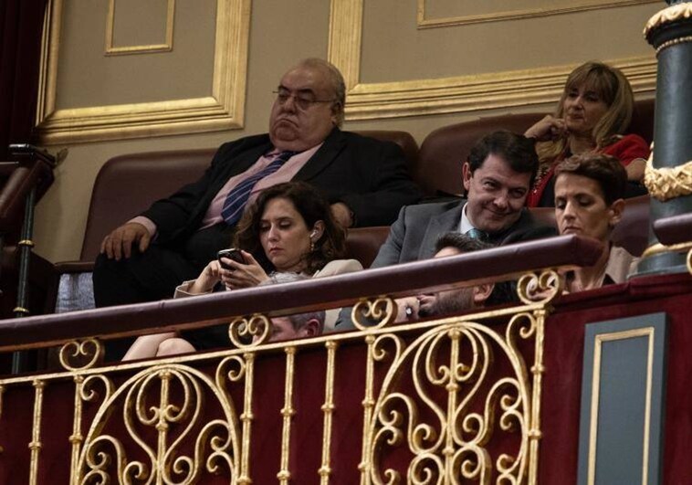 La presidenta de la Comunidad de Madrid, Isabel Díaz Ayudo, en la tribuna de invitados del Congreso de los Diputados