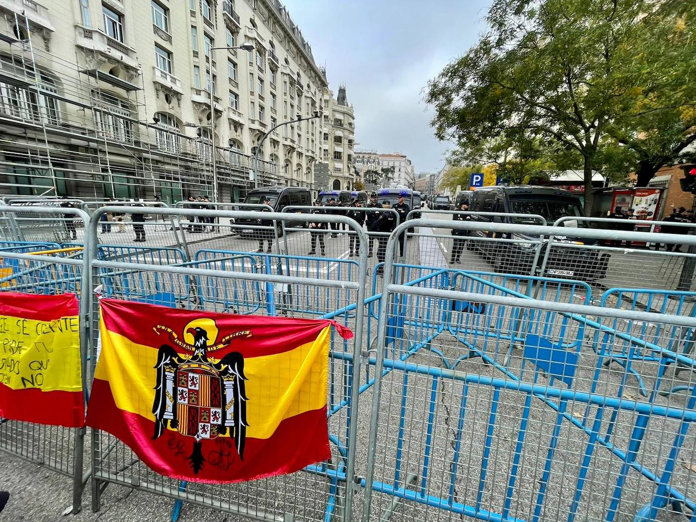 Bandera preconstitucional en una de las vallas colocadas cerca del congreso por las manifestaciones contra la investidura de Pedro Sánchez