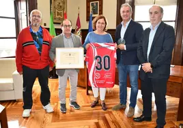 Conchi Cedillo recibe y felicita al AD Bargas Fútbol Sala por su 30 aniversario