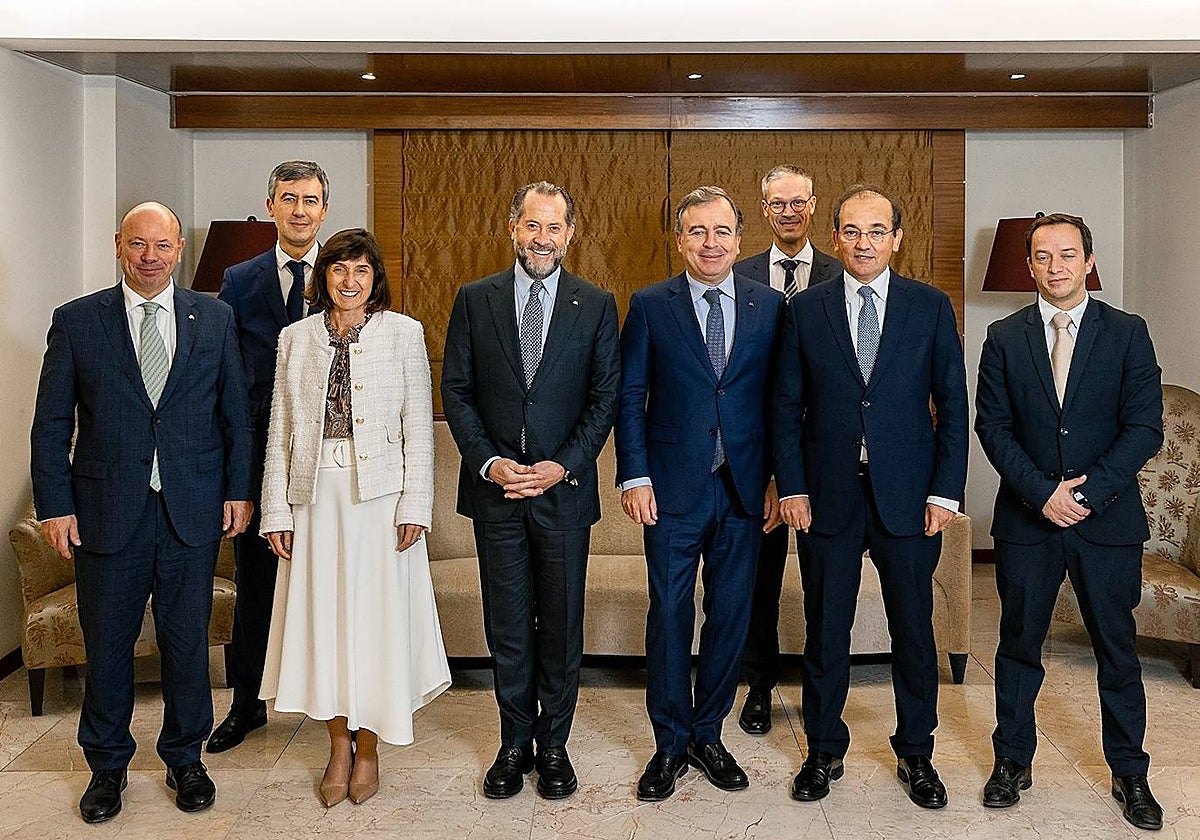 Representantes de ambas entidades, durante la firma