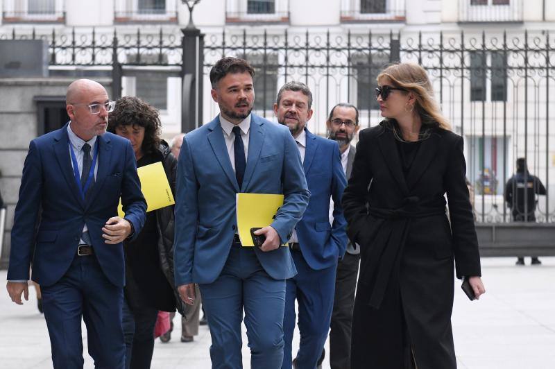 El portavoz de ERC en el Congreso, Gabriel Rufián (c), a su llegada a la primera sesión del debate de investidura de Sánchez como presidente de Gobierno