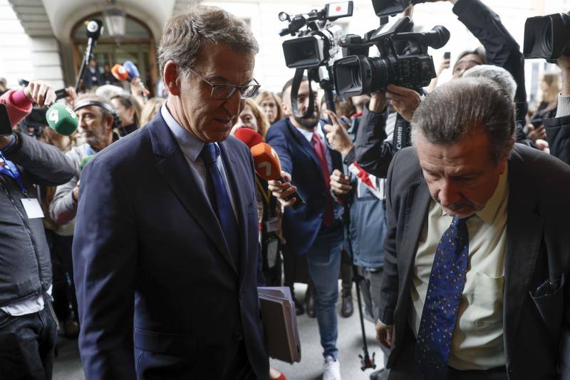 El líder popular, Alberto Núñez Feijóo (i), a su llegada al Congreso de los Diputados para asistir al primer día del debate de investidura del líder del PSOE