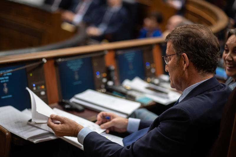 El presidente del Partido Popular, Alberto Núñez Feijóo, con sus apuntes durante la primera sesión del debate de investidura de Pedro Sánchez