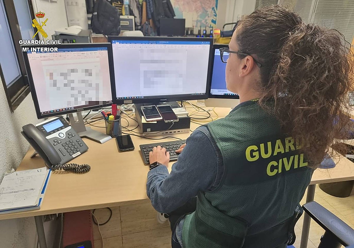 Imagen de una investigadora de la Guardia Civil durante la instrucción del caso