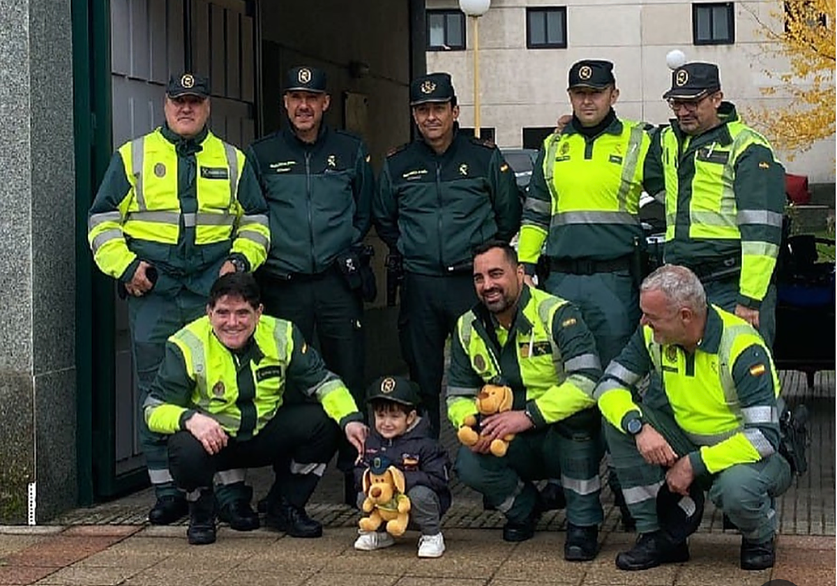 Darío posa junto a los agentes de la Guardia Civil