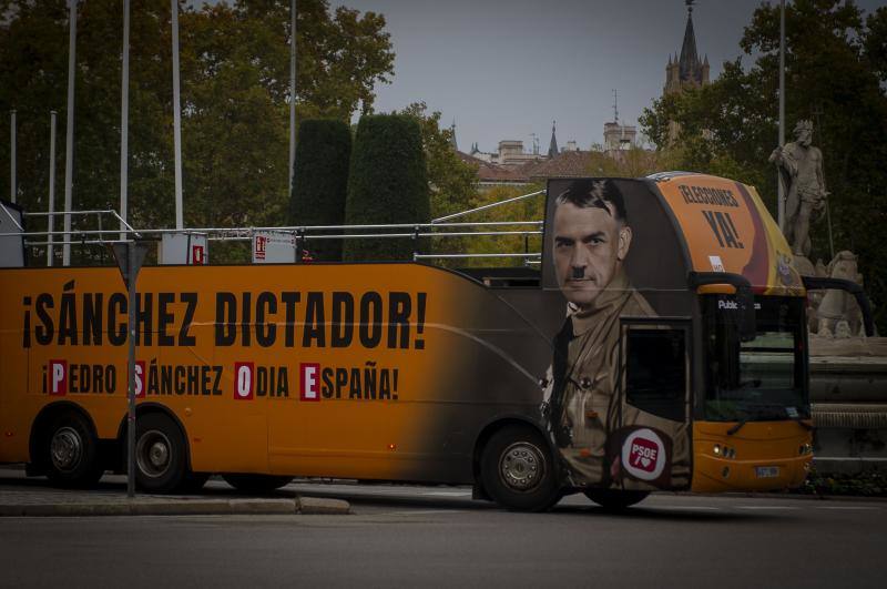 Un autobús de Hazte Oír con la cara de Sánchez contra la investidura de Pedro Sánchez