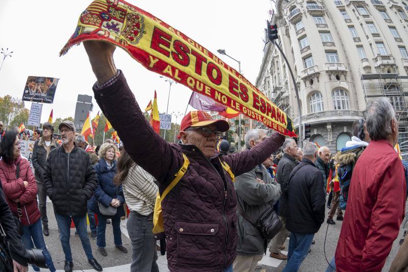 Opositores a la investidura del líder socialista Pedro Sánchez se manifiestan en los alrededores del Congreso de Diputados. En la bufanda de uno de ellos se puede leer 'Esto es España y a quien no le guste que se vaya'