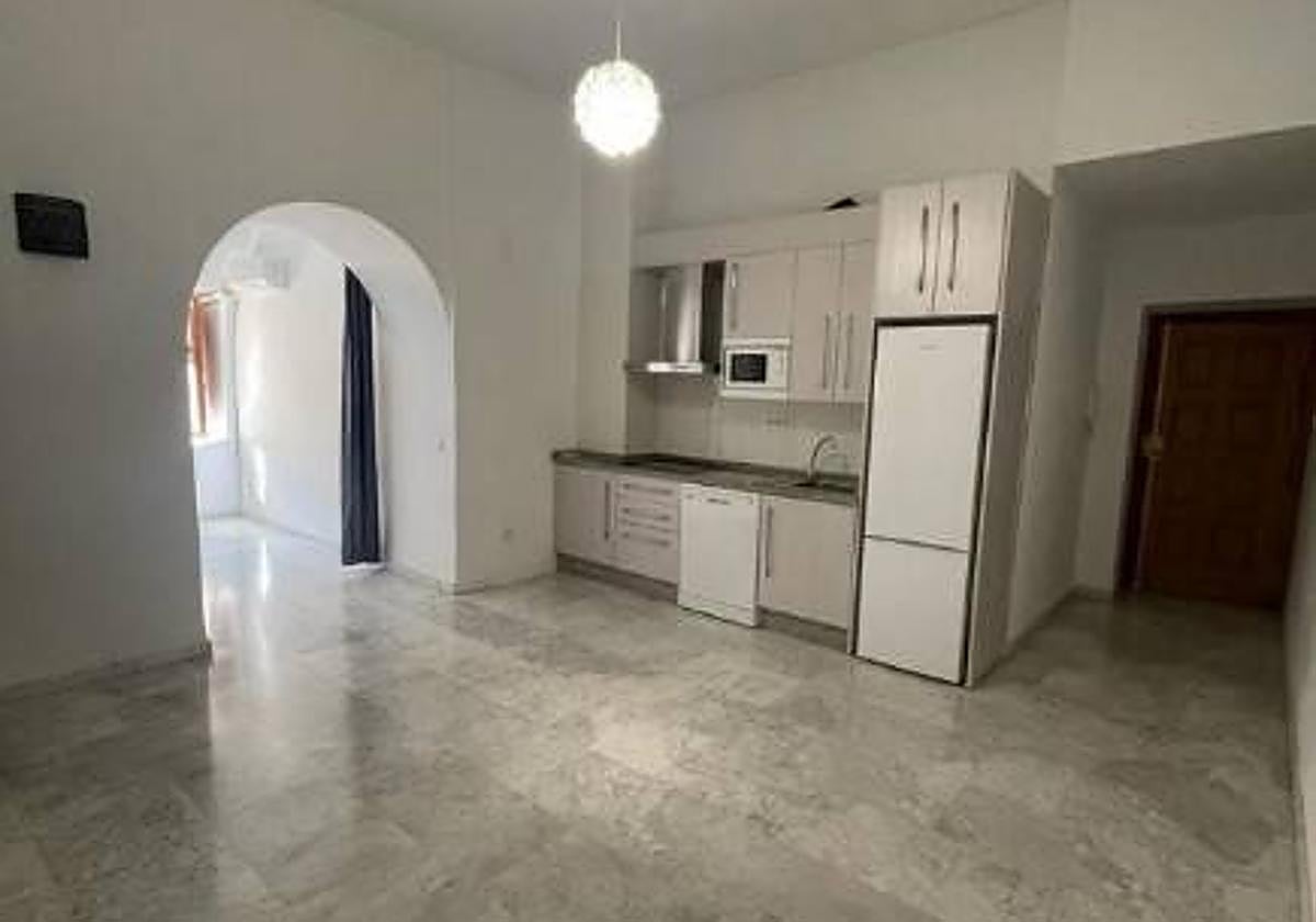 Este piso de 105 metros cuadrados, junto a la Mezquita, cuesta 550 euros al mes