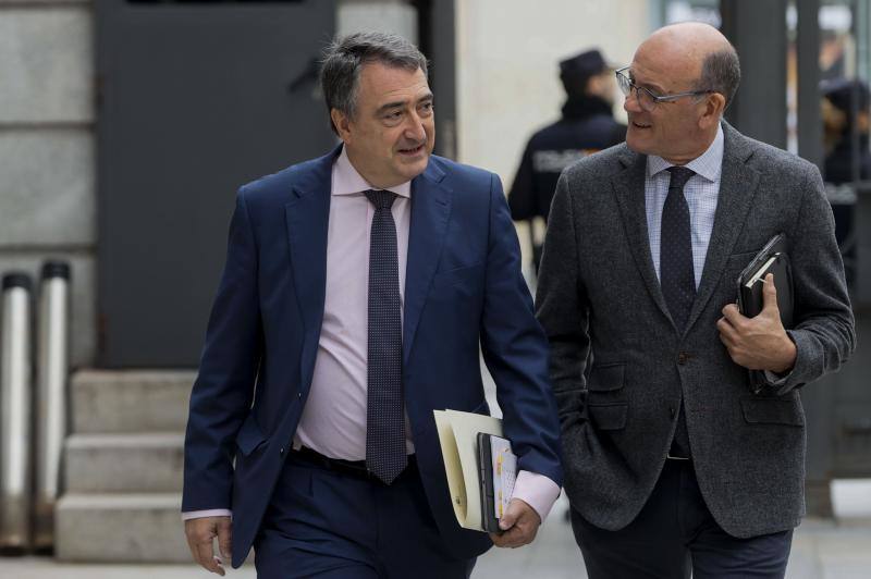 Los diputados del PNV Aitor Esteban (i) y Mikel Legarda se dirigen al Congreso de los Diputados para asistir al primer día del debate de investidura 