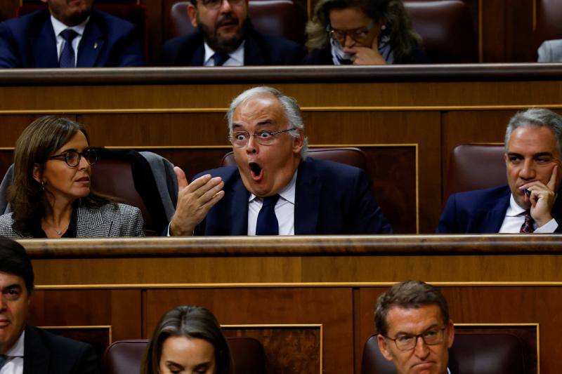 Esteban Gonzalez Pons, diputado del PP, reacciona al discurso de Pedro Sánchez