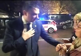 Una mujer explica en inglés a un funcionario de la UE por qué protestan contra la amnistía en Gijón