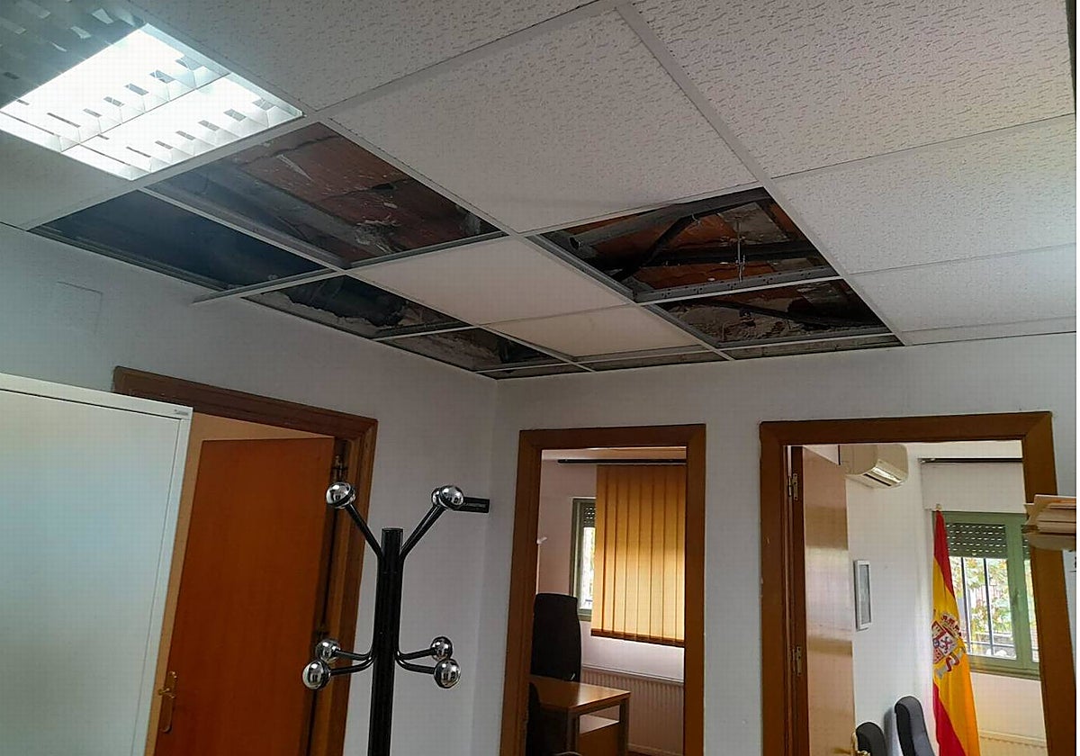 Las goteras y humedades han provocado el desprendimiento de placas del techo