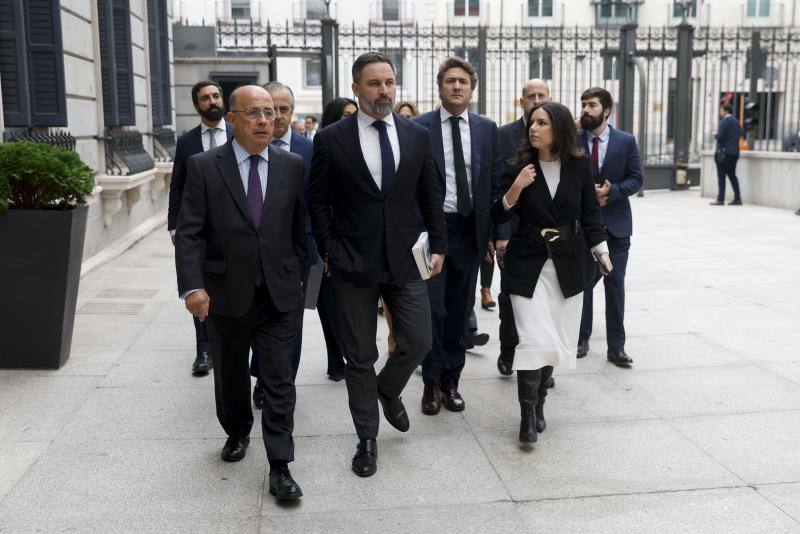 El líder de Vox, Santiago Abascal (c), acompañado de sus diputados, incluidos Ignacio Gil Lázaro (i) y la portavoz Pepa Millán (d), a su llegada al Congreso de los Diputados