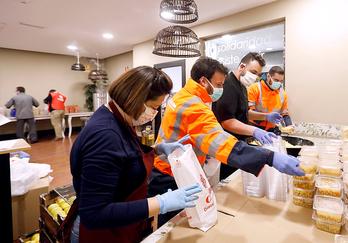 Un grupo de voluntarios empaqueta comida para el reparto a personas sin recursos en Córdoba