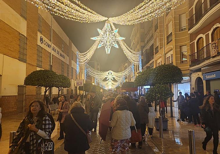 Imagen de la iluminación de Navidad en Puente Genil durante las últimas Pascuas