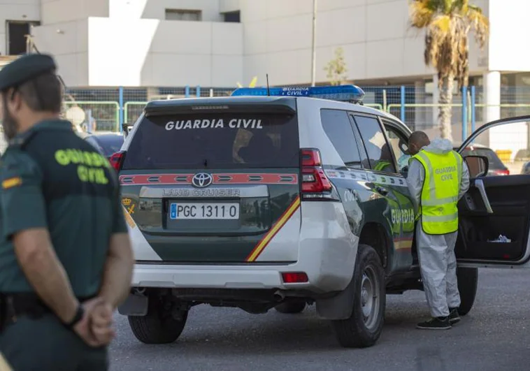 Miembros de la Guardia Civil de Alicante durante una intervención.