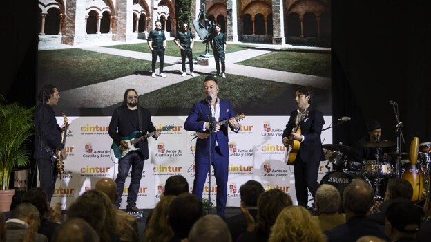 Café Quijano, durante su actuación en la presentación de campaña