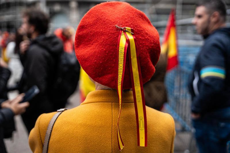 Una persona viste en su sombrero una pulsera de la bandera de España durante una protesta contra la investidura de Pedro Sánchez frente al Congreso de los Diputados