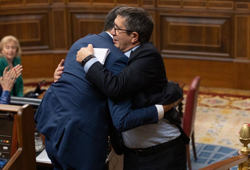 El presidente del Gobierno en funciones y candidato a la reelección, Pedro Sánchez (i), abraza al portavoz del PSOE, Patxi López (d)