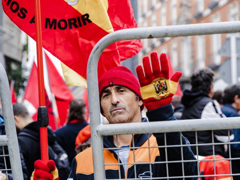 Un manifestante con un guante de la bandera preconstitucional de España durante una protesta contra la investidura de Pedro Sánchez