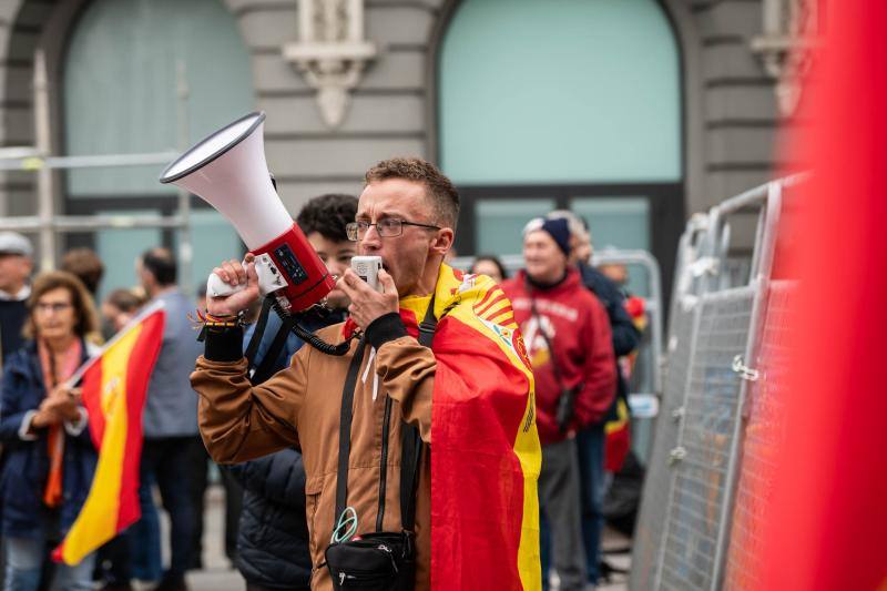 Un manifestante con un megáfono durante una protesta contra la investidura