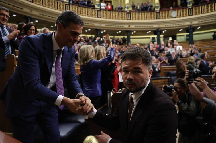 Sánchez y Rufián se saludan al finalizar el debate de investidura